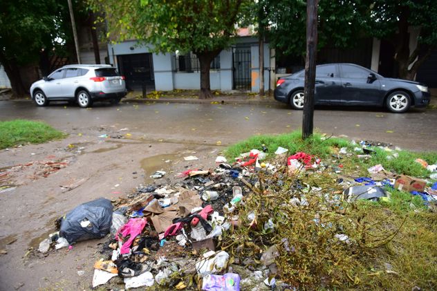 Balearon a un policía para robarle el auto en barrio Ampliación 1º de Mayo de Córdoba Capital.