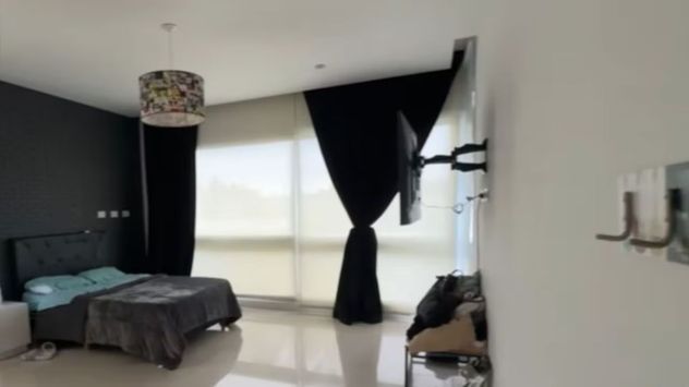 El influencer abrió las puertas de su casa y sorprendió con sus espacios amplios, su jardín con pileta y una impactante vista al lago.