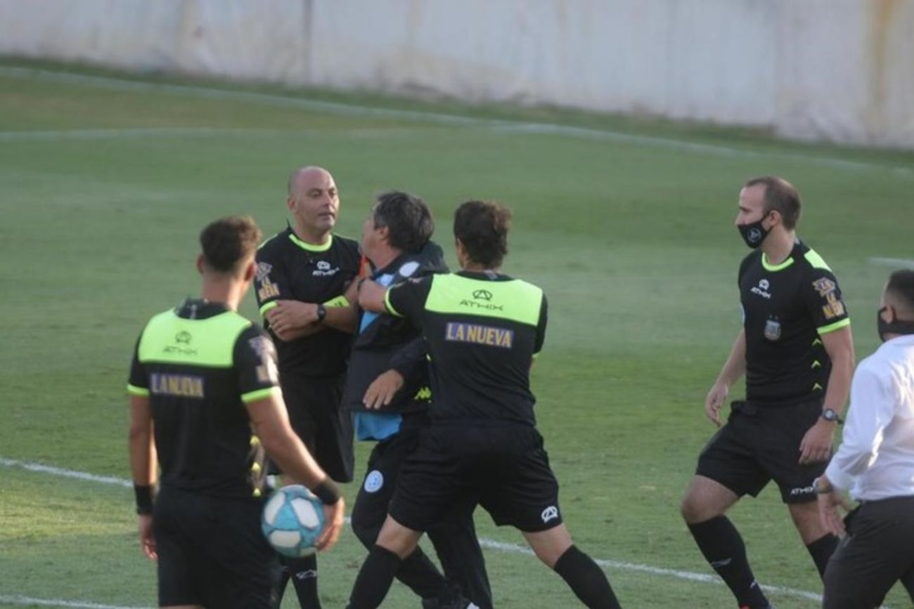 El escándalo de 2020 cuando Nelsón Sosa fue el árbitro de Barracas y Belgrano.