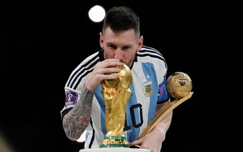 Lionel Messi con la copa en el Mundial Qatar 2022.