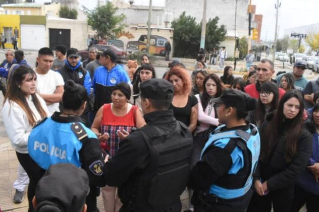 Padres protestaron en una escuela de Chubut por denuncias: un alumno habría abusado sexualmente de otros