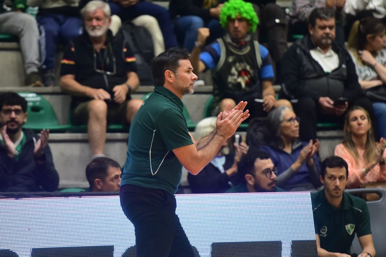 “Nunca imaginamos que íbamos a estar 15 días sin jugar", remarcó el entrenador de Atenas, José Luis Pisani. (Javier Ferreyra / La Voz)