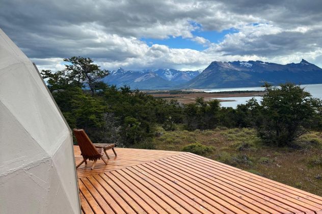 Vista directa al frente sur del glaciar desde el Brazo Rico del Lago Argentino.