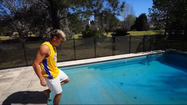 El influencer abrió las puertas de su casa y sorprendió con sus espacios amplios, su jardín con pileta y una impactante vista al lago.