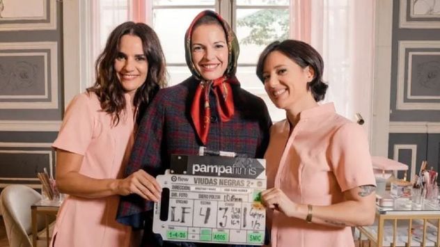 Carina Zampini junto a Malena Pichot y Pilar Gamboa en el set de grabación, durante el inicio del rodaje de la segunda temporada de Viudas negras: Ptas y chorras*.