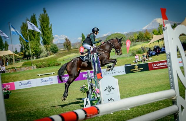 Amazonas y jinetes de Alta Gracia lograron primeros puestos en una competencia provincial.