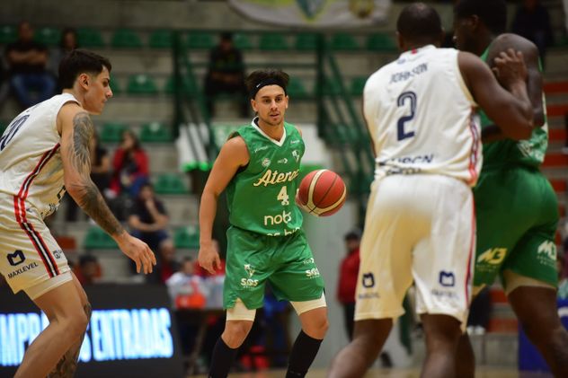 Atenas en su partido ante Quimsa por la Liga Nacional de Básquet de 2026.