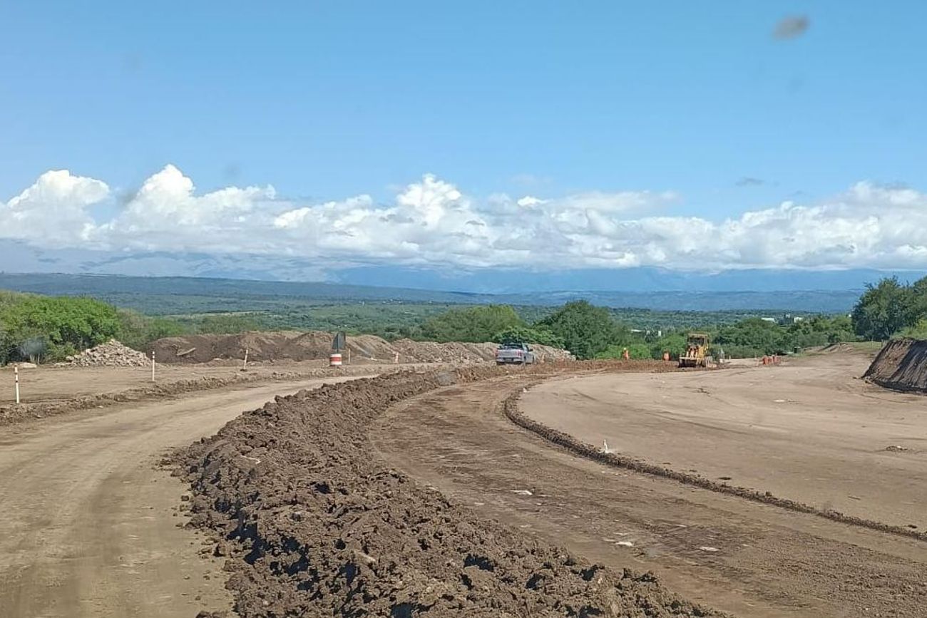 Las obras de movimiento de suelos previas al asfalto, en marcha, entre Soconcho y Santa Rosa de Calamuchita. 