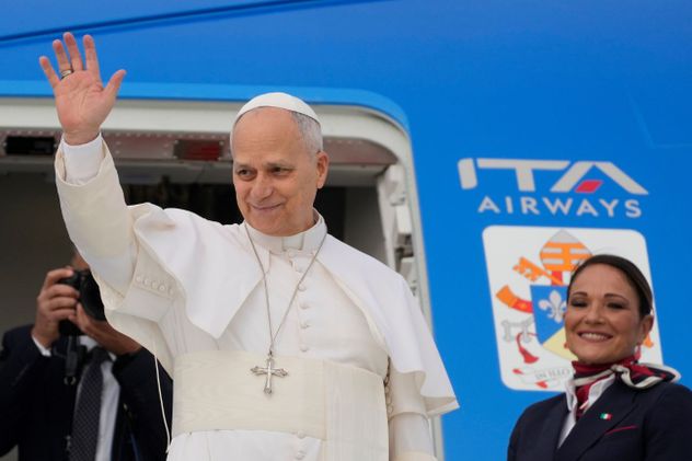 El papa León XIV saluda antes de abordar un vuelo a Argel en el Aeropuerto Internacional Leonardo da Vinci-Fiumicino de Roma, el lunes 13 de abril de 2026, dando inicio a una gira apostólica de 11 días por África.
