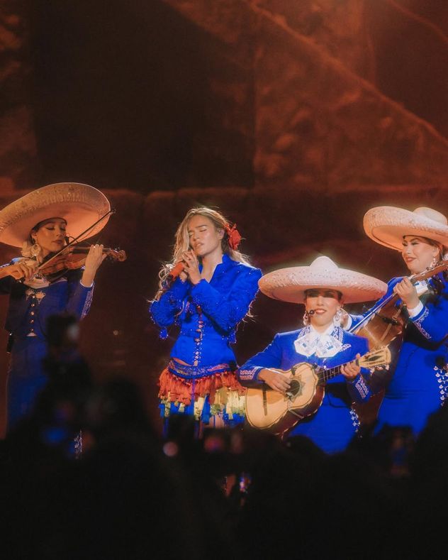 Karol G en Coachella interpretando "Ese hombre es malo" con los mariachis.