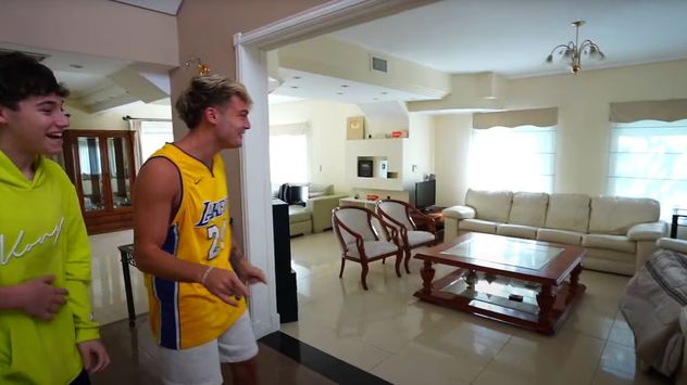 El influencer abrió las puertas de su casa y sorprendió con sus espacios amplios, su jardín con pileta y una impactante vista al lago.