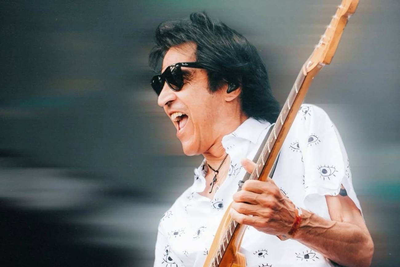 Felipe Stait, en llamas con su Strato. (Facebook Enanitos Verdes Oficial)