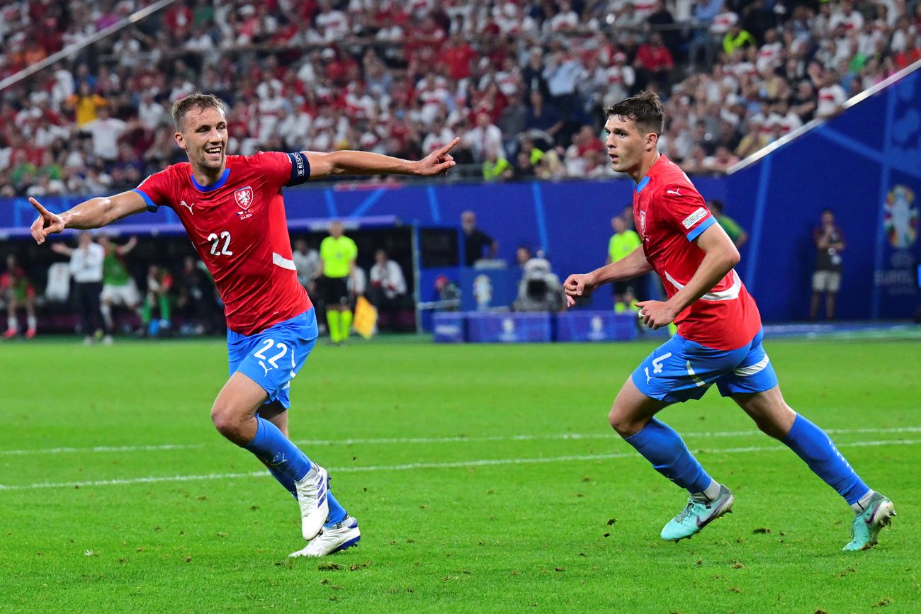 Tomáš Souček, a la izquierda, delantero de República Checa para el Mundial. 