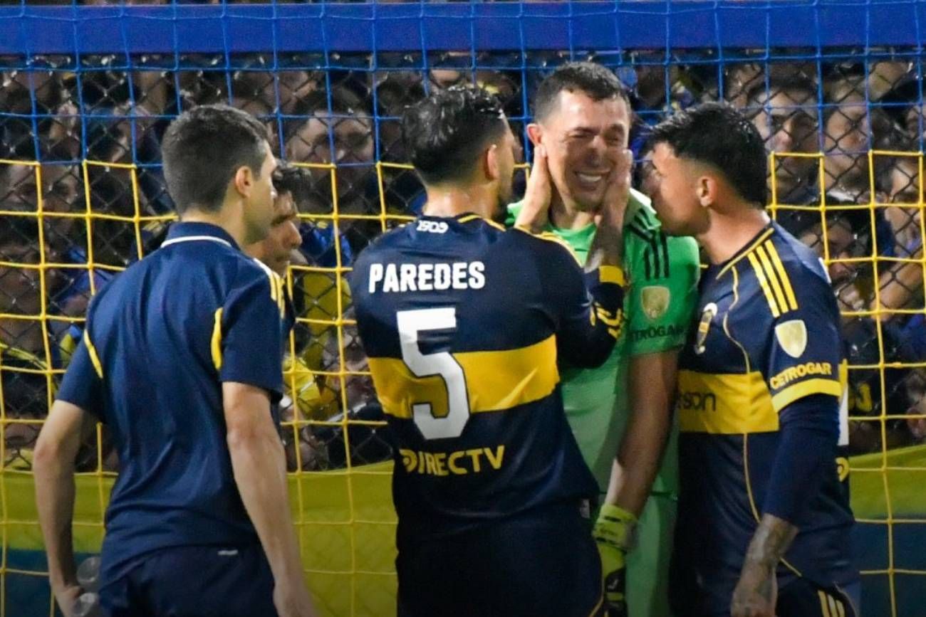 Paredes y Bareiro consolando a Marchesín.