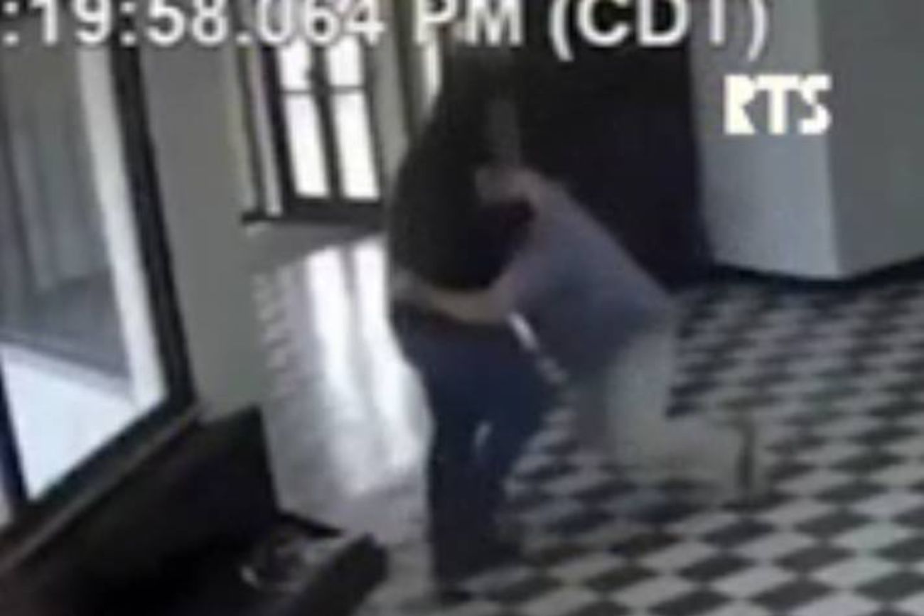 El director de una escuela de EE.UU. tacleó a un exalumno que entró armado: le pegó un tiro en la pierna 