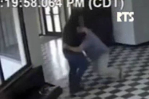 El director de una escuela de EE.UU. tacleó a un exalumno que entró armado: le pegó un tiro en la pierna.