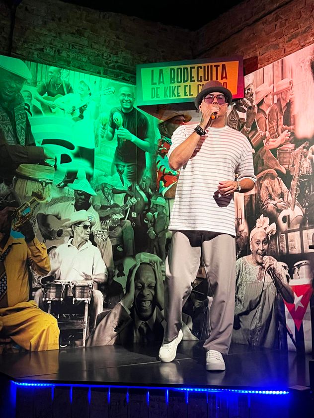 La Cantina de Kike el Cubano en Güemes, un restaurante donde resalta la coctelería y el clima festivo. 