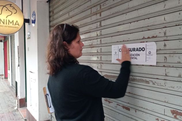 Clausuraron una veterinaria y una carnicería en Córdoba por arrojar residuos en la vía pública