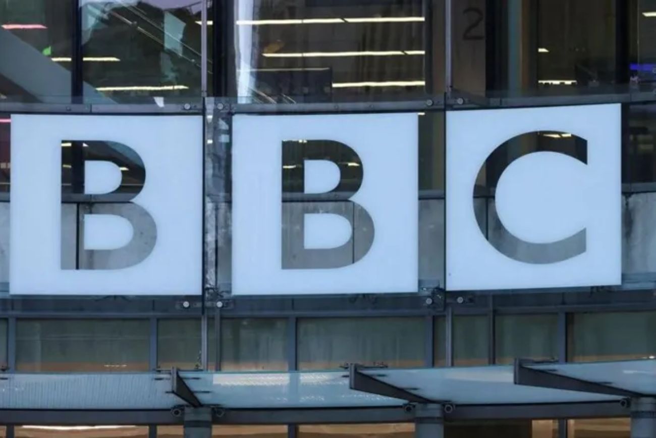 La BBC planea despedir a casi uno de cada diez empleados por presiones económicas. (Gentileza BBC)