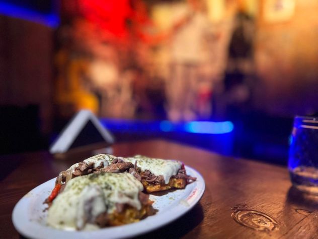La Cantina de Kike el Cubano en Güemes, un restaurante donde resalta la coctelería y el clima festivo. 