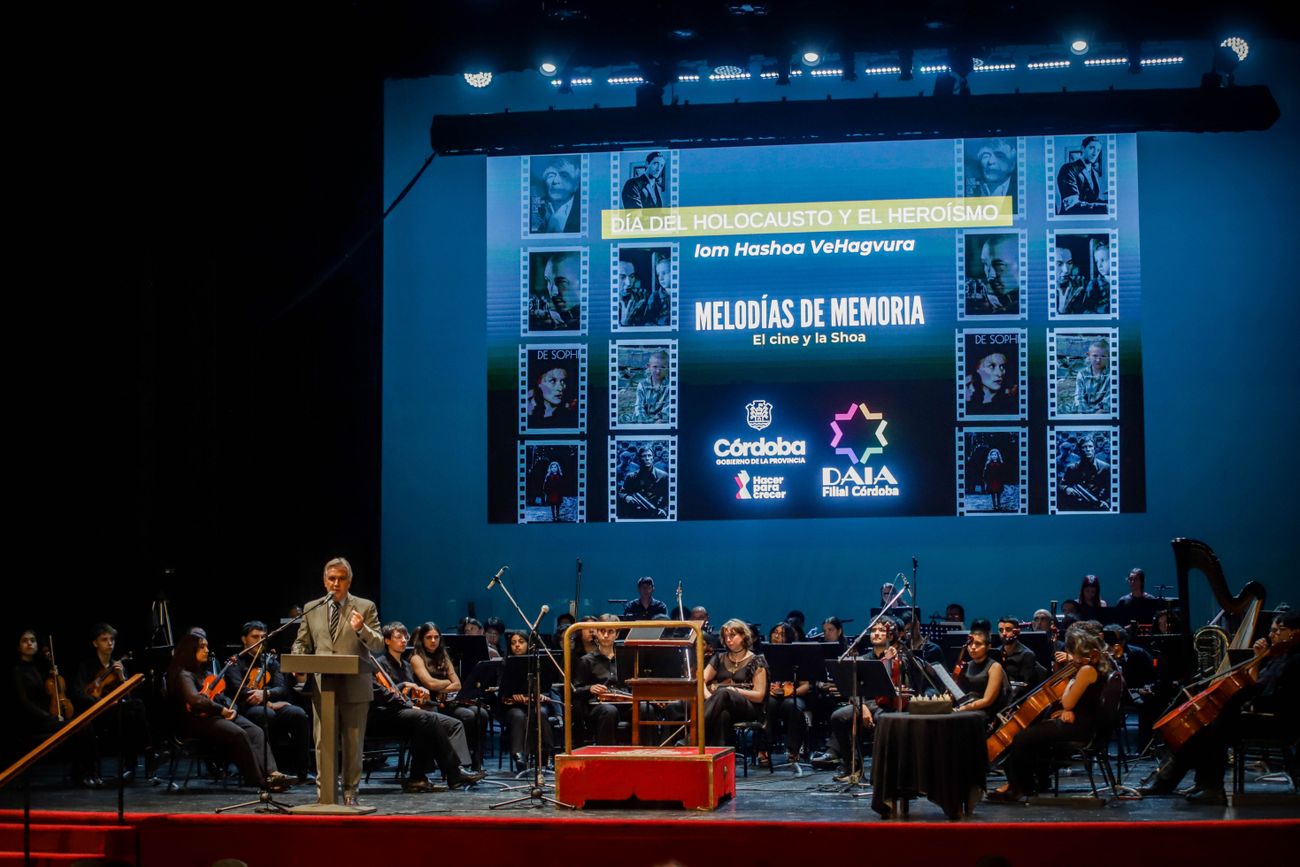 Acto por el Día del Holocausto en el Teatro del Libertador. 