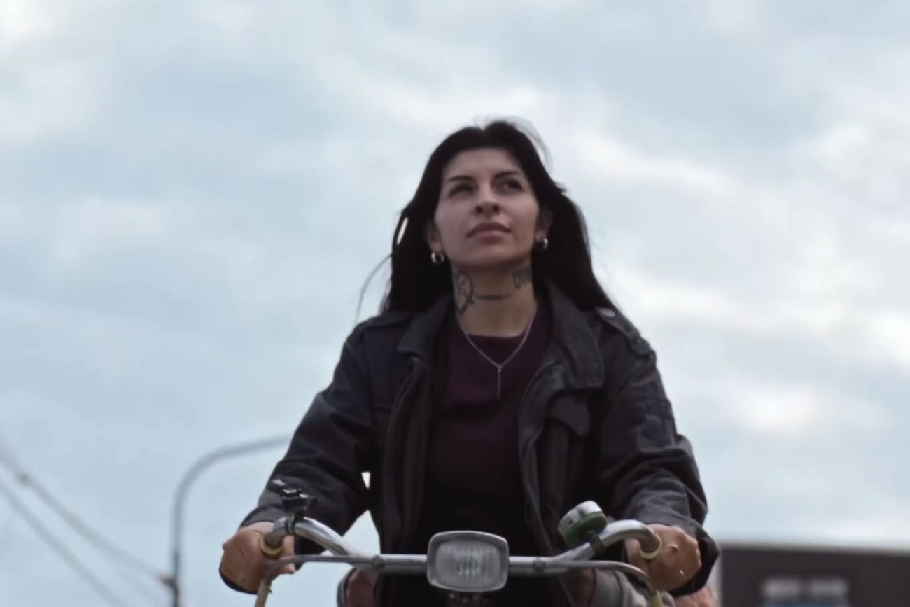 Risa y la cabina del viento, con protagónico de Cazzu, encabeza los estrenos de la semana
