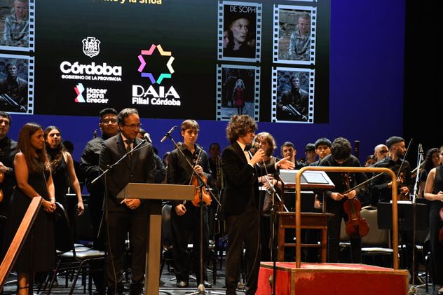 Damián Mahler, junto a su Orquesta Académica del Libertador, guió el recorrido musical del acto por el Día del Holocausto.