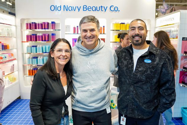 Horacio Barbeito, presidente y CEO de Old Navy, de blanco en el centro; en el lanzamiento de la lína de belleza de Old Navy. (Foto Linked In de Barbeito)