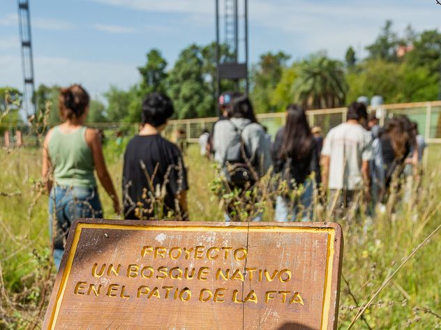 La estrategia central del CEIT es la territorialización de la investigación, permitiendo que la universidad aborde áreas de ciencias experimentales y tecnología de manera conjunta con organismos técnicos especializados.