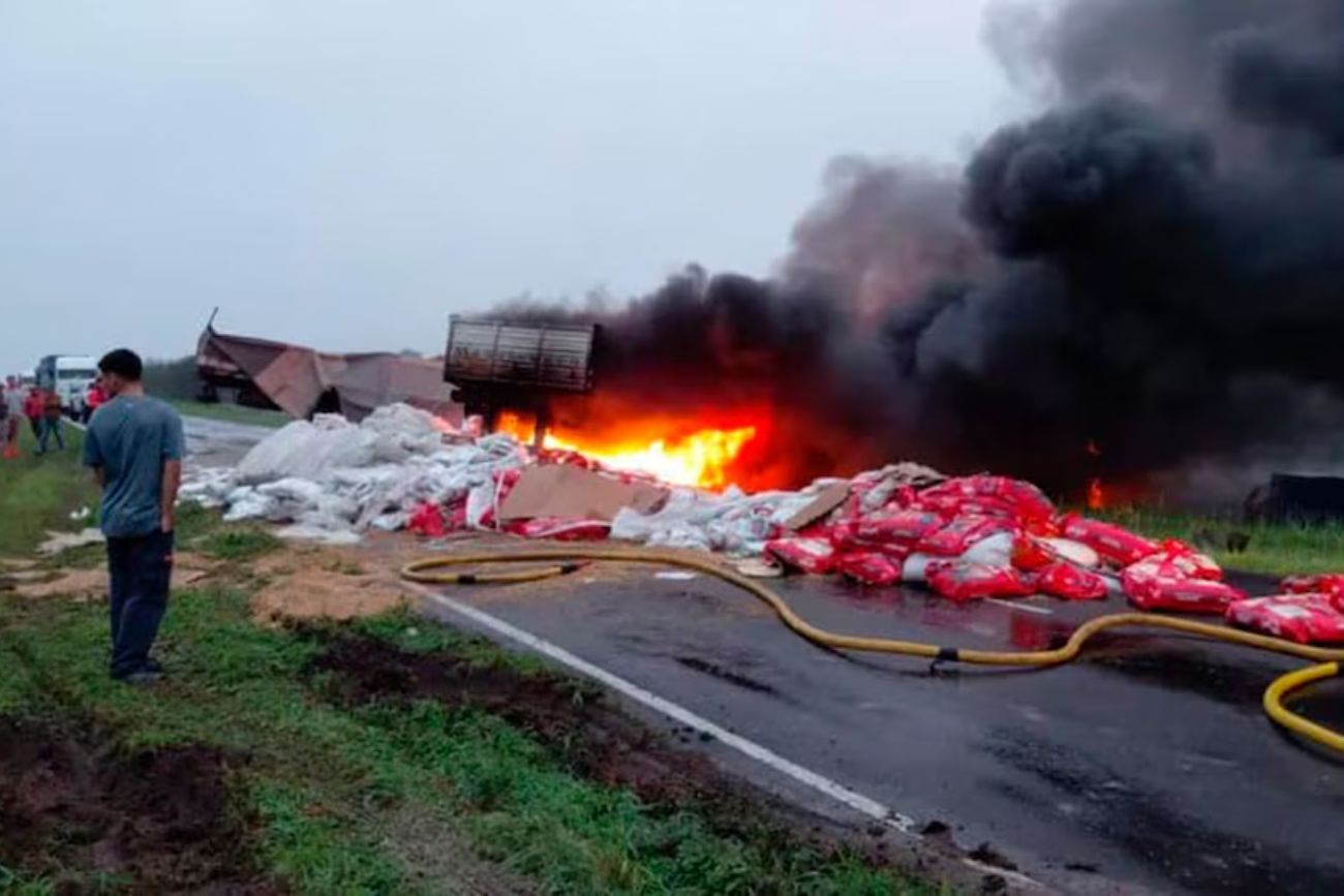 Chaco: un hombre murió tras un choque frontal entre camiones que se incendiaron. (Gentileza Infobae)