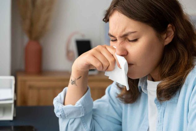 Los mocos, o mucosidad, son una sustancia viscosa y pegajosa producida diariamente para proteger las vías respiratorias, atrapando polvo, virus y bacterias.