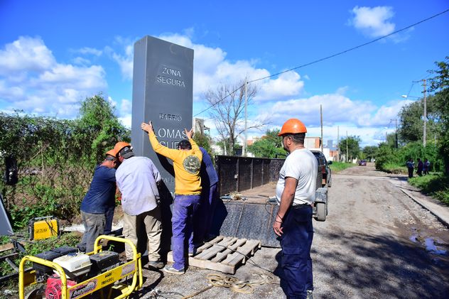 Terminaron de colocar los tótems en el ingreso a barrio Lomas Sur. (José Hernández)