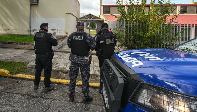 Policías fren te a una escuela: una postal inusual pero que esta semana se multiplicó en varias ciudades cordobesas.