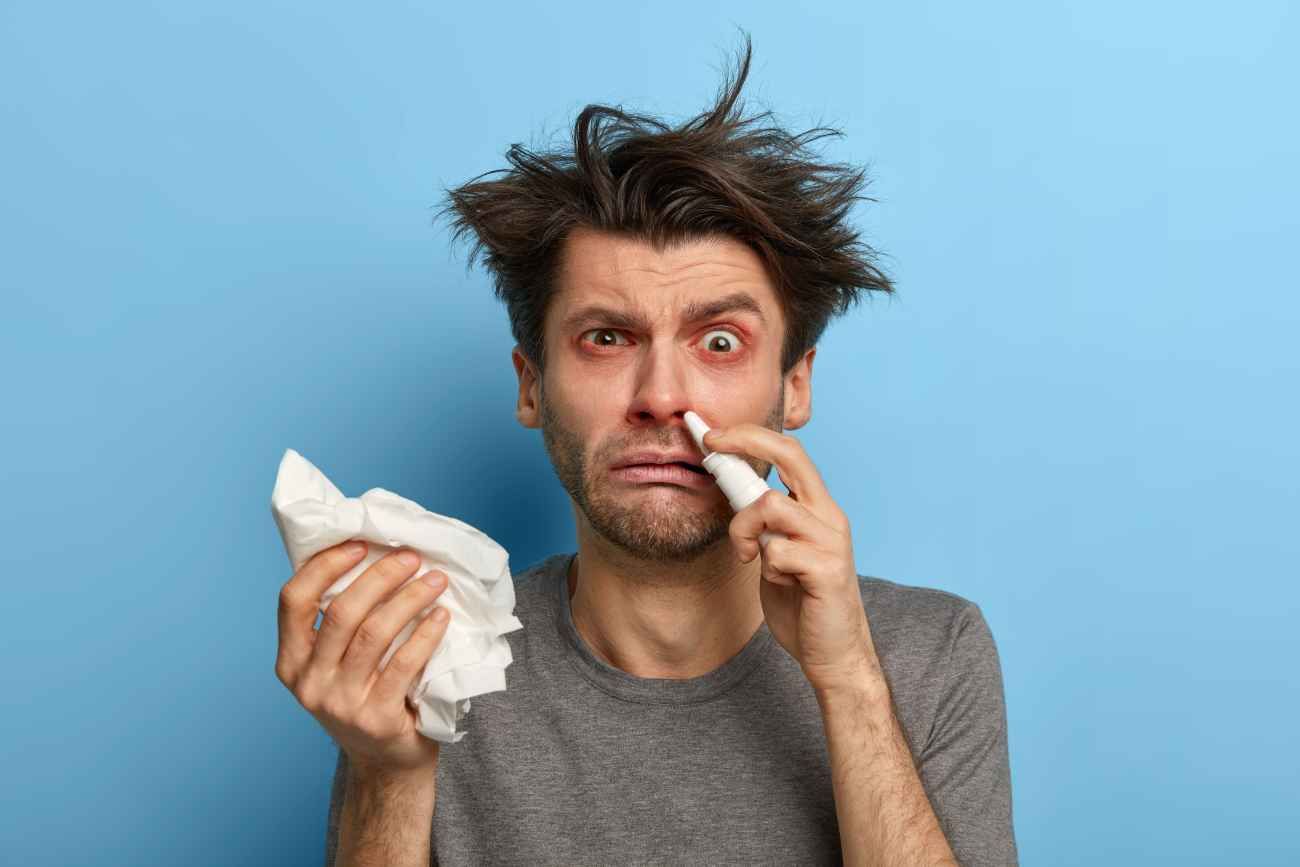 Los mocos, o mucosidad, son una sustancia viscosa y pegajosa producida diariamente para proteger las vías respiratorias, atrapando polvo, virus y bacterias.