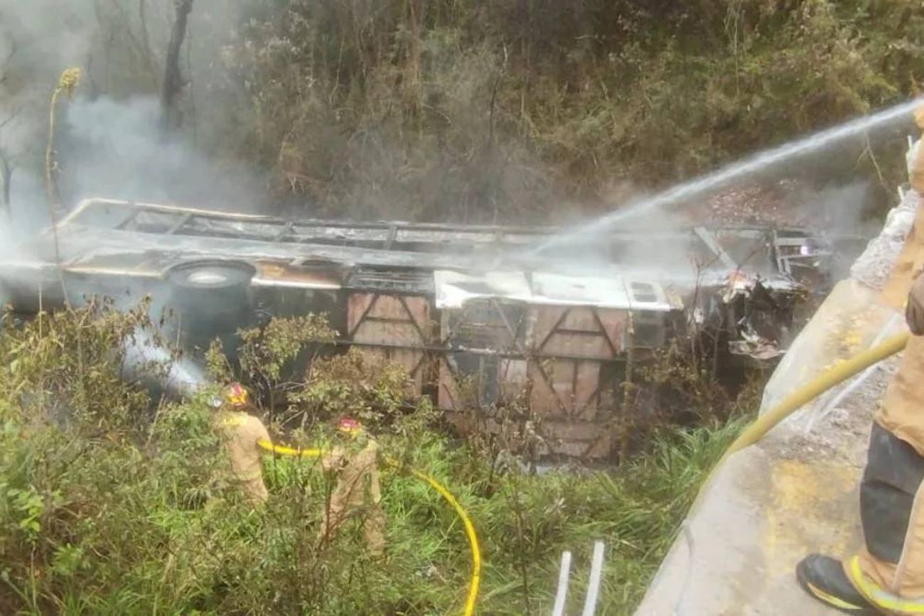 Así quedó el colectivo tras caer por un barranco en Ecuador. 