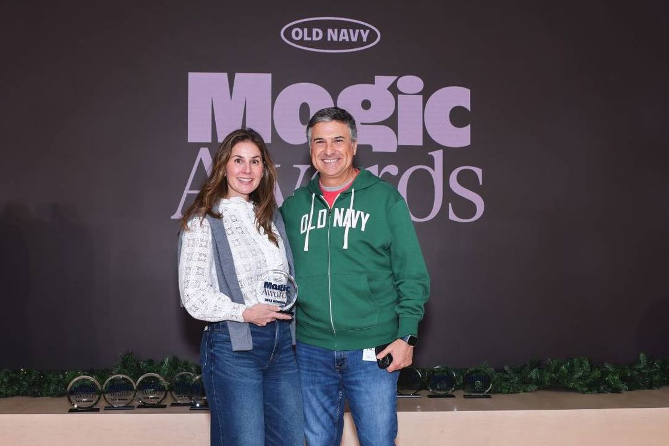 Old Navy, una de las marcas de indumentaria norteamericanas más emblemáticas, con ventas por más de U$S 8.000 anuales, está liderada por un argentino. El entrerriano Horacio Barbeito es su CEO desde 2022. En la foto, en una actividad de la etiqueta y luciendo un buzo de la marca. (Linkedin de Barbeito)