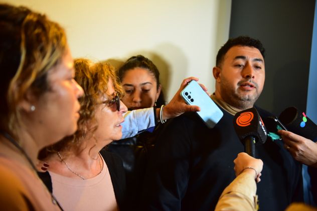Familiaes del hombre asesinado en barri Alberdi en en la calle Mendoza al 337.