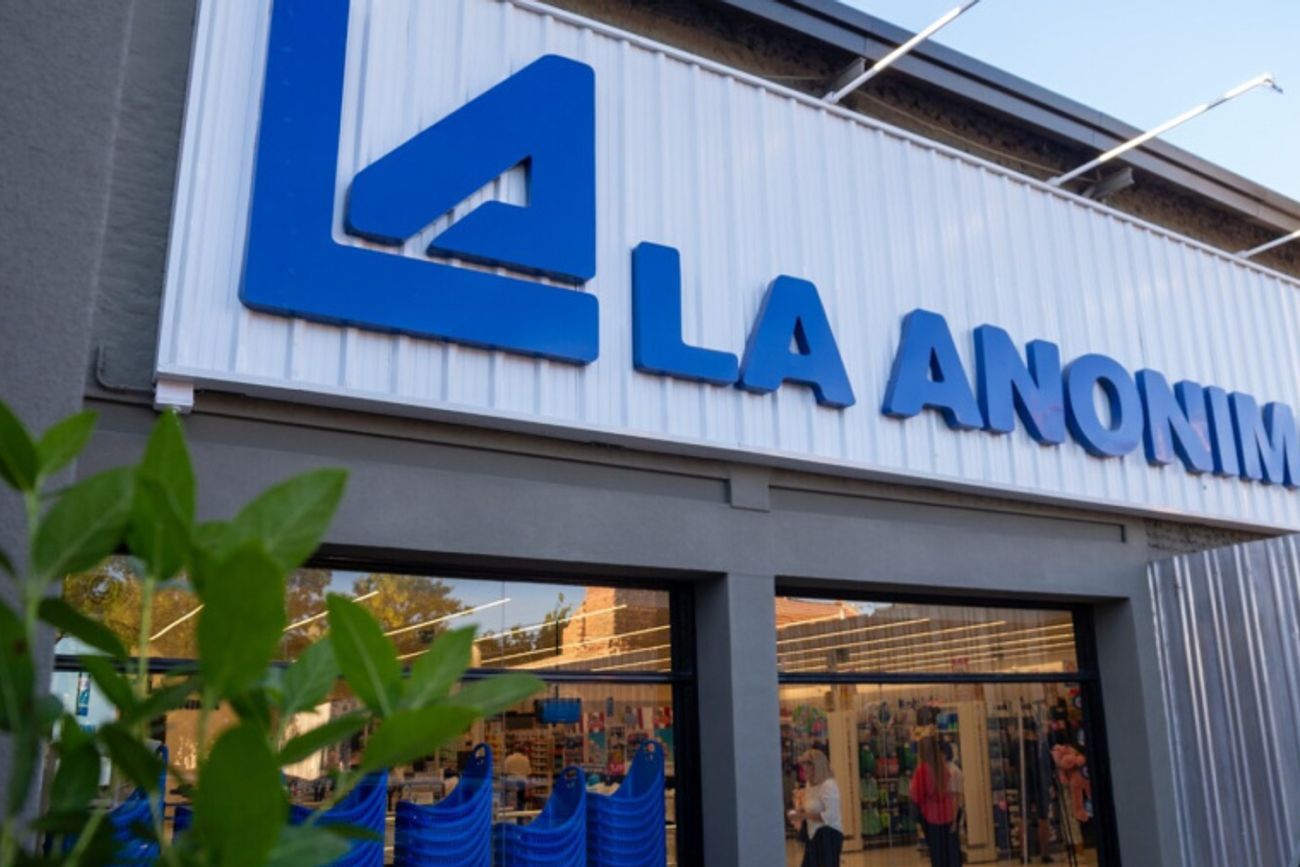 La Anónima acelera su expansión regional: tras absorber a Libertad, desembarca en Uruguay