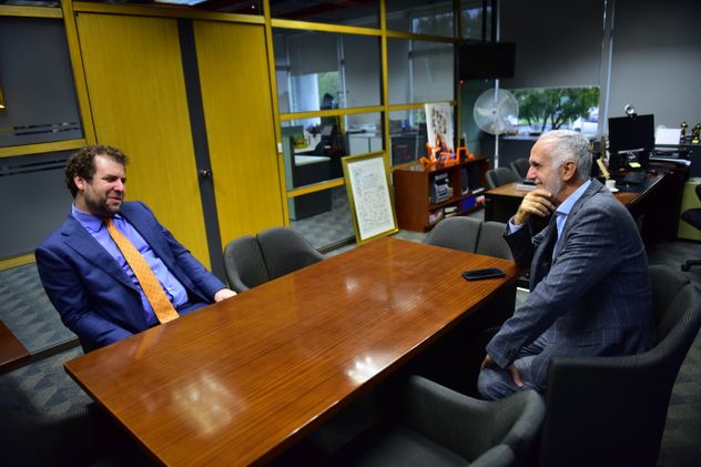 José Miguel Vial cónsul de Chile en Córdoba en la redacción de La Voz.  