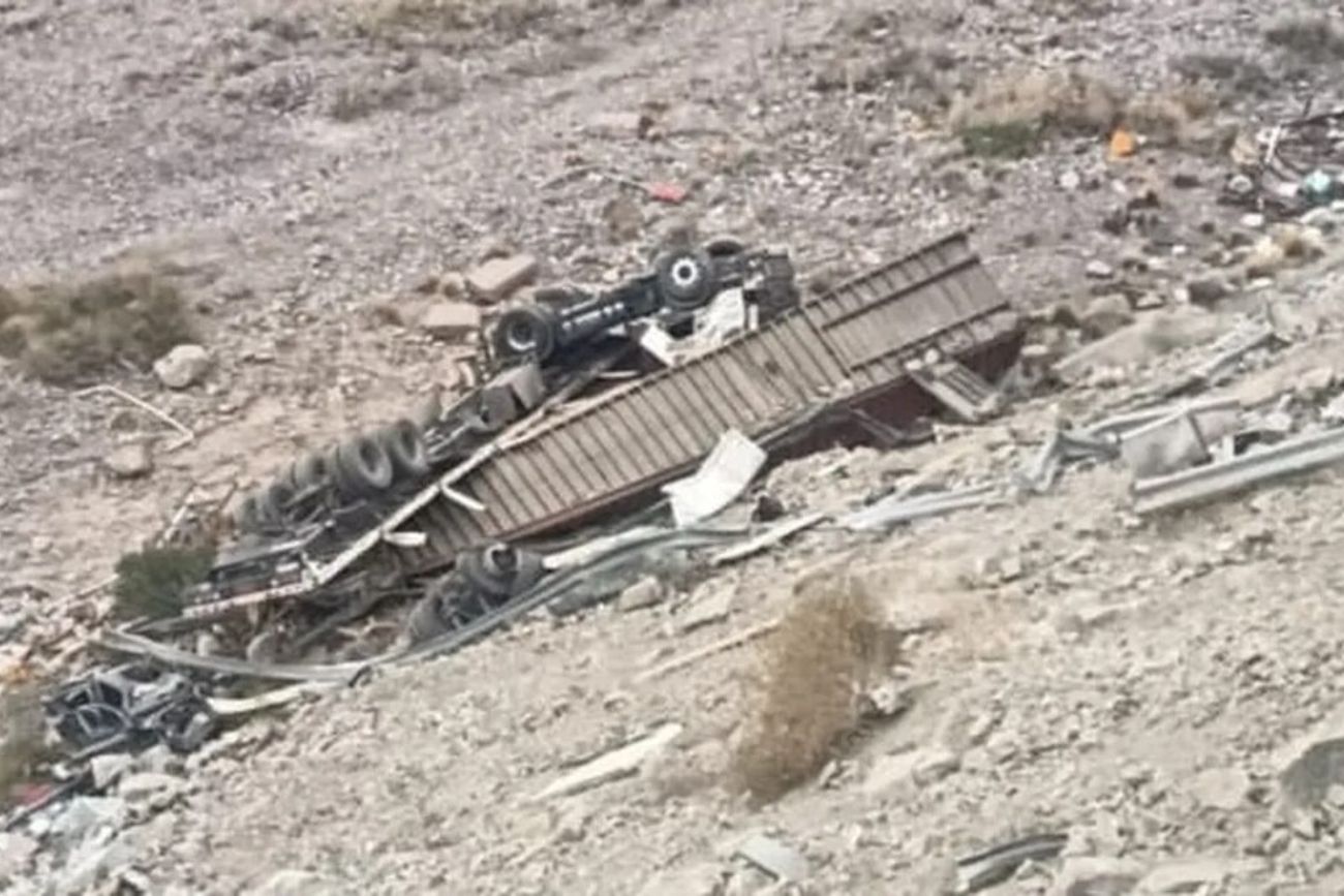 Un camionero salvó su vida al saltar del vehículo antes de que cayera al vacío