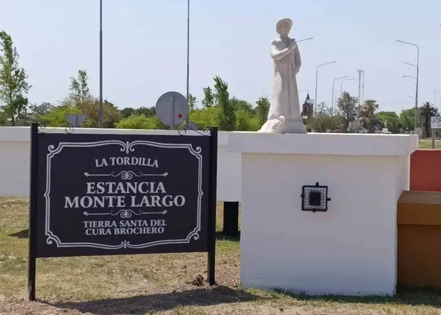 Estancia Monte Largo. Monumento a Brochero.