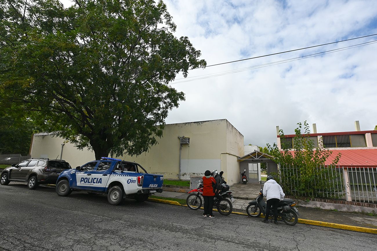 Escuelas con policías: una imagen que se repitió en los últimos días.