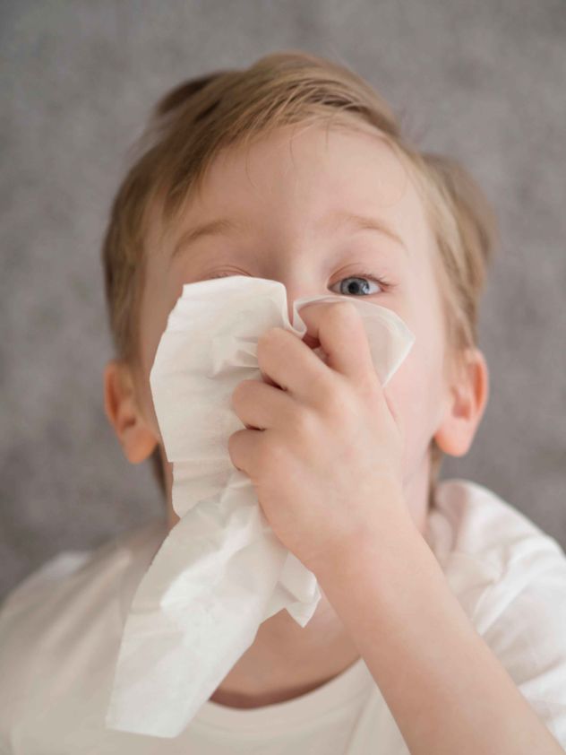 Los mocos, o mucosidad, son una sustancia viscosa y pegajosa producida diariamente para proteger las vías respiratorias, atrapando polvo, virus y bacterias.
