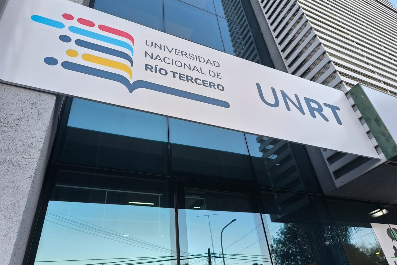 Universidad Nacional de Río Tercero (UNRT). En su etapa inicial funciona en una sede a préstamo de una institución local. 