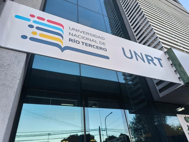 Universidad Nacional de Río Tercero (UNRT). En su etapa inicial funciona en una sede de una institución local. Se inició con tres carreras desde 2026.