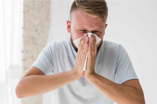 Los mocos, o mucosidad, son una sustancia viscosa y pegajosa producida diariamente para proteger las vías respiratorias, atrapando polvo, virus y bacterias.