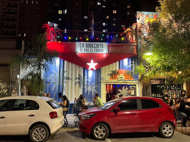 La Cantina de Kike el Cubano en Güemes, un restaurante donde resalta la coctelería y el clima festivo. 