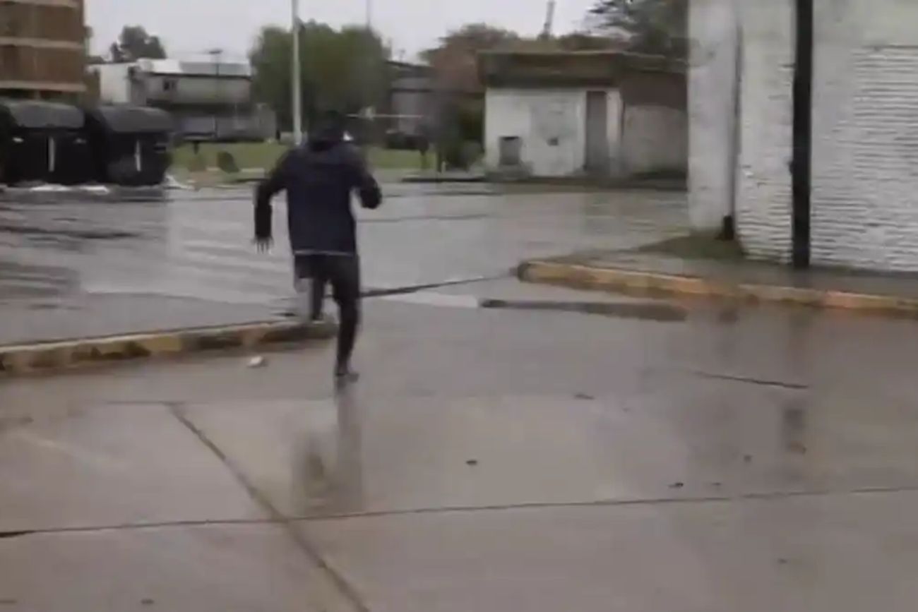 Le robaron a un equipo de TV mientras cubría las inundaciones y persiguieron a los ladrones en vivo