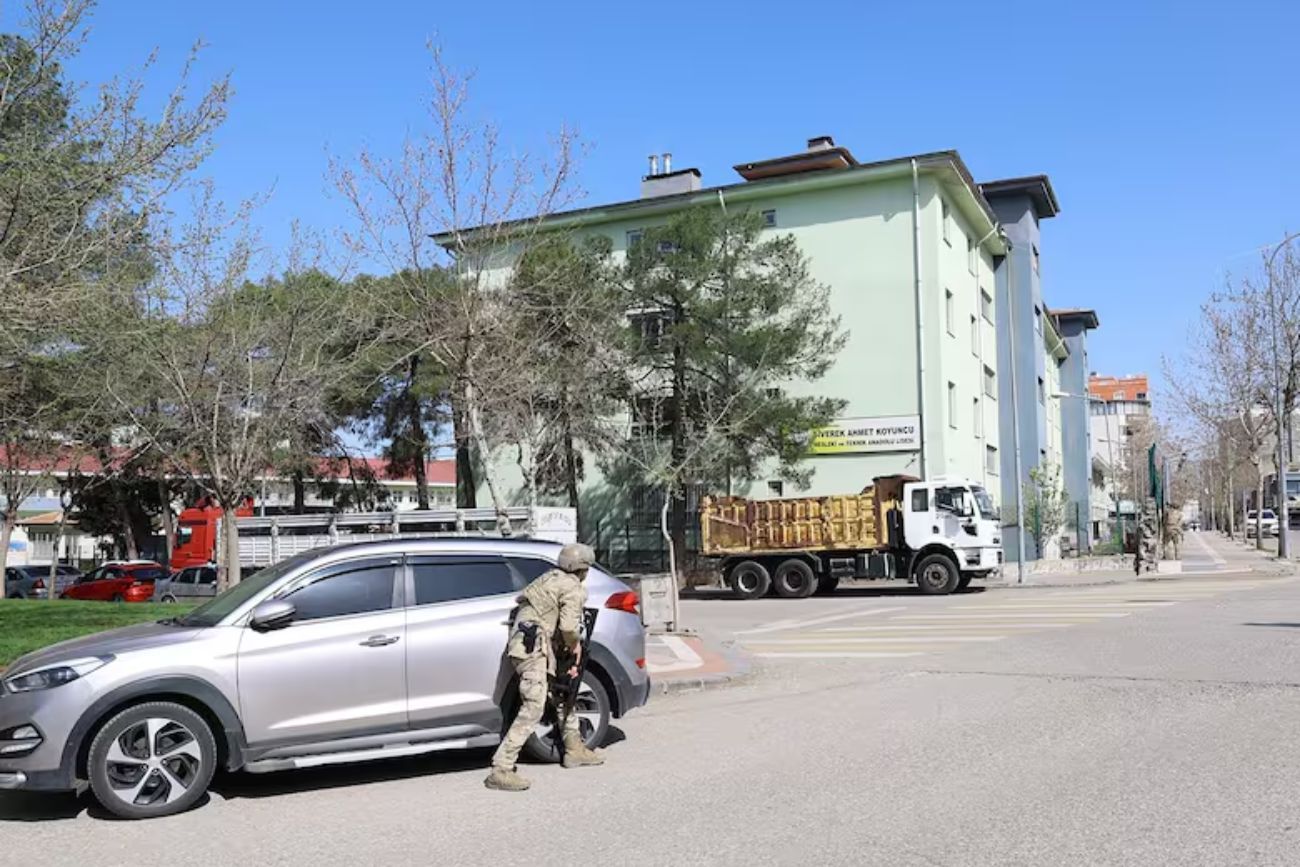 Esta fotografía proporcionada y difundida el 14 de abril de 2026 por la agencia de noticias turca DHA muestra a fuerzas especiales de seguridad rodeando la escuela