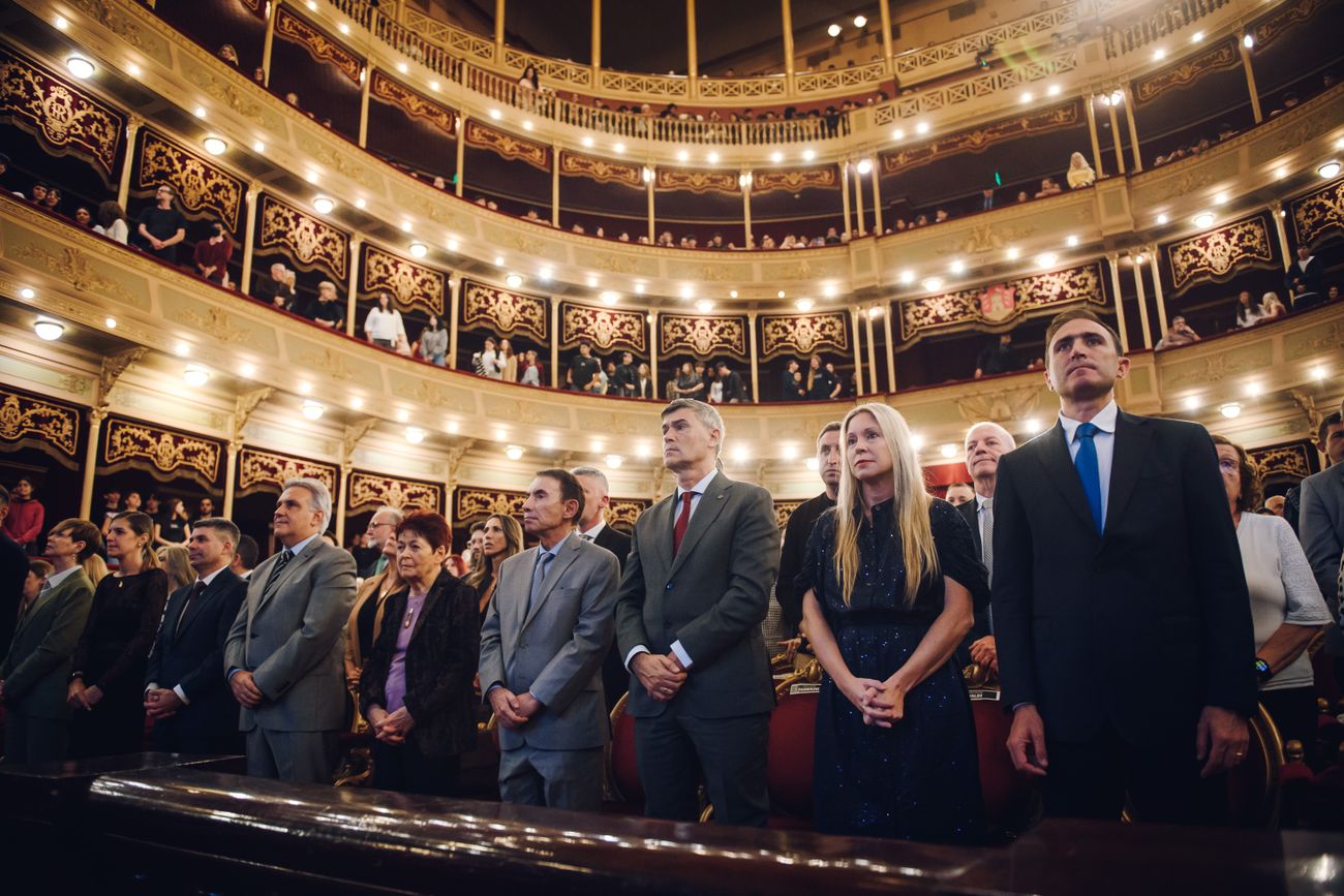 Autoridades y representantes comunitarios, presentes en el acto realizado en el imponente Teatro del Libertador.